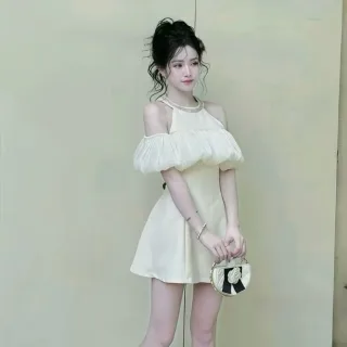 Photo 1 of Đầm ngắn trễ vai kem nữ tính