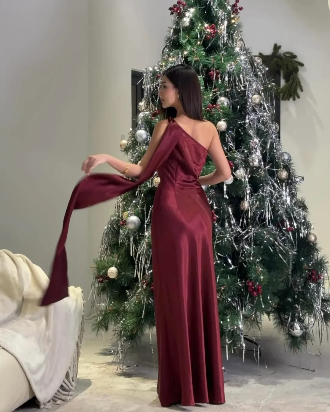 Ảnh 2 của Váy dạ hội lụa đỏ lệch vai Viibodysuit