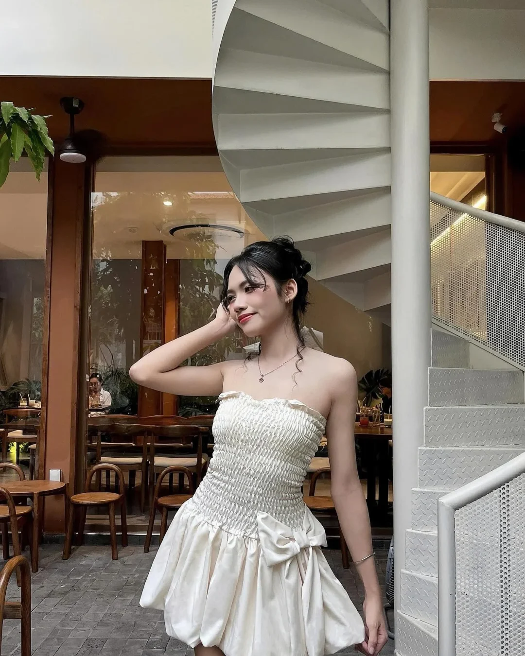 Ảnh 2 của Đầm trắng cúp ngực nơ eo satin nữ