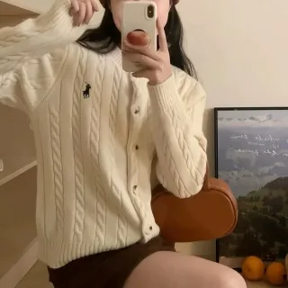 Ảnh 2 của Set áo cardigan len kem và chân váy mini nữ