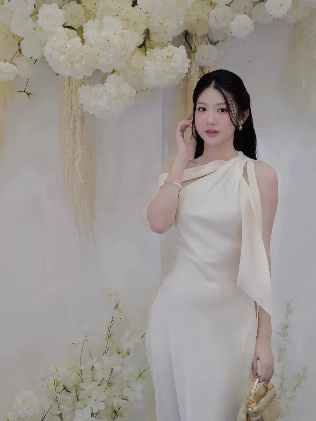 Photo 2 of Váy lụa một vai dài màu kem