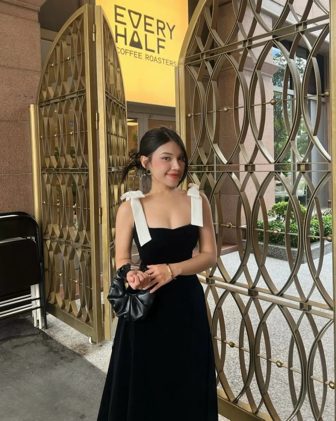 Photo 5 of Váy dạ hội nhung đen nơ vai Trúc Thanh