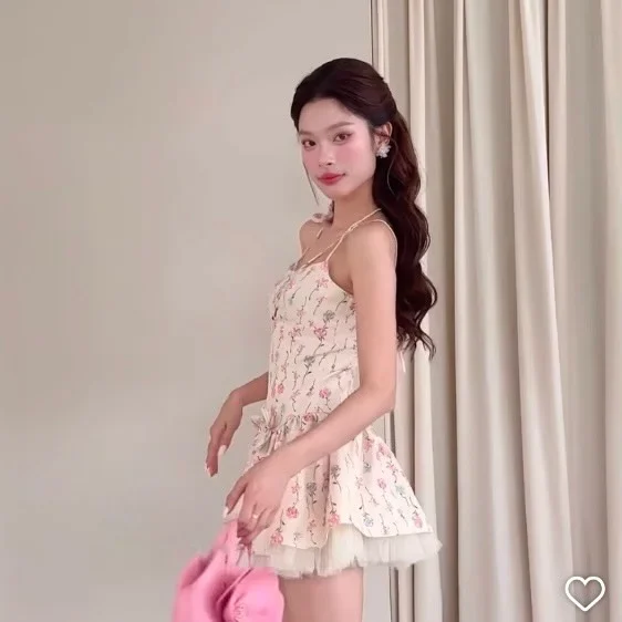 Photo 2 of Đầm ngắn hoa nhí hai dây ren eo