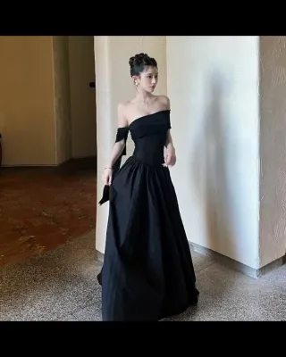 Photo 4 of Đầm maxi đen corset trễ vai nữ