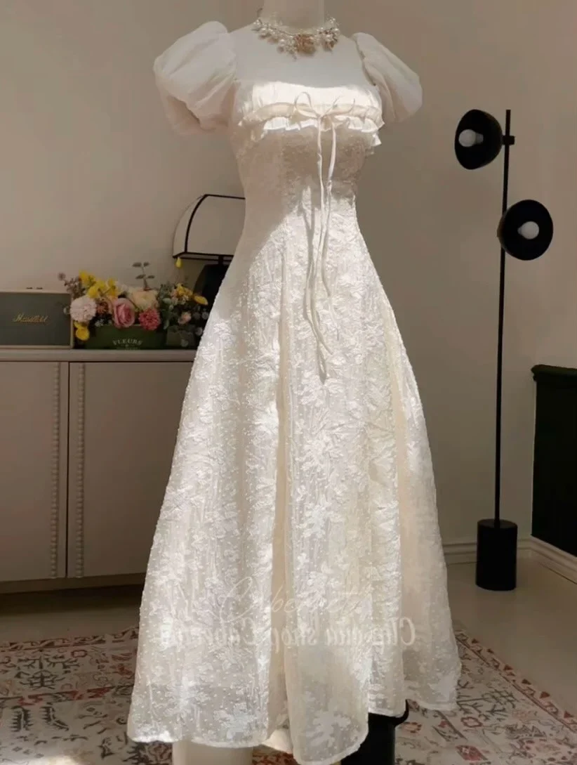 Photo 1 of Váy ren trắng tay phồng nữ