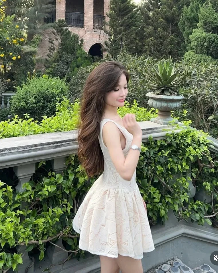 Photo 4 of Váy ren ngắn kem nữ tính sang trọng