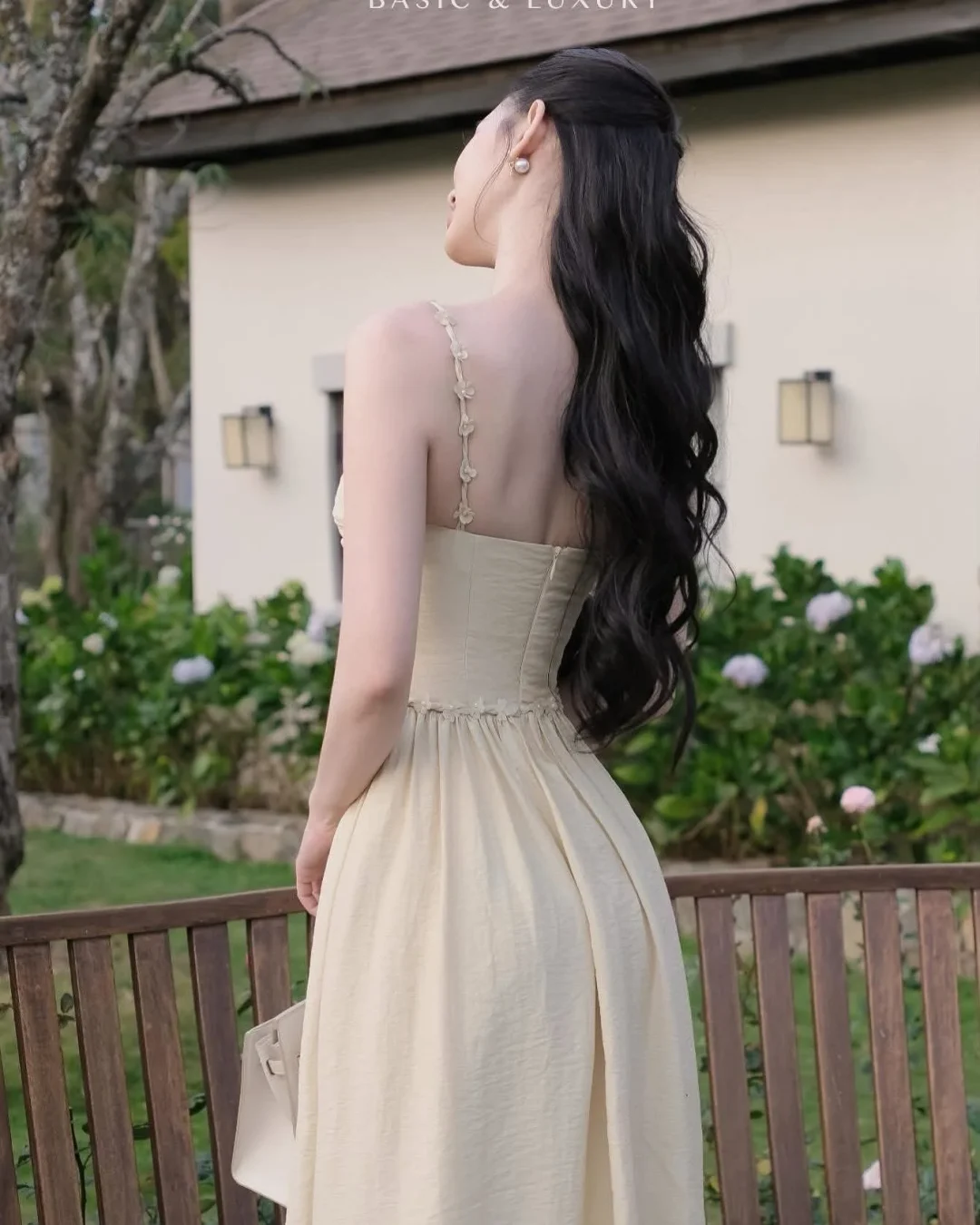 Photo 3 of Váy maxi hai dây vàng nhạt nữ tính
