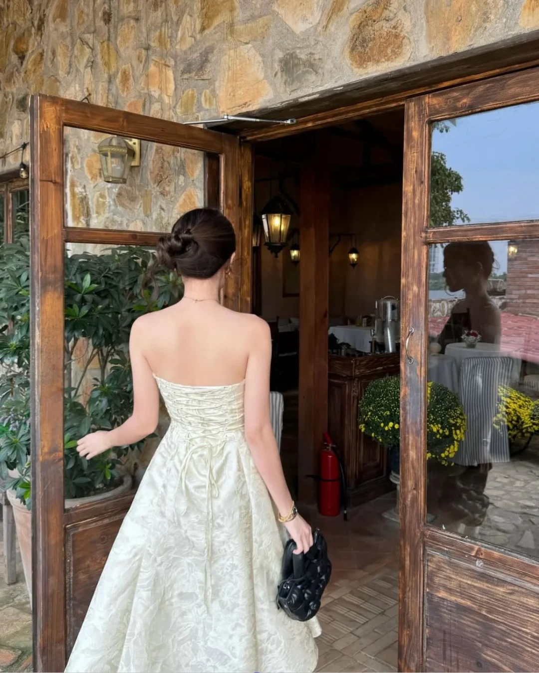 Photo 8 of Đầm dạ hội strapless hoa văn trắng Fini8