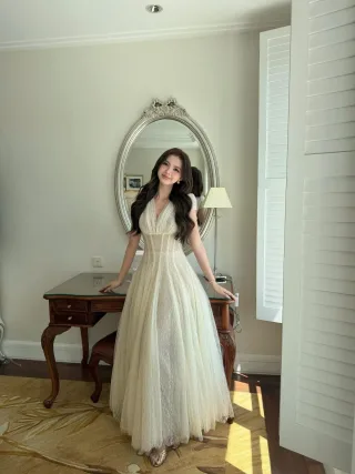 Photo 3 of Váy ren trắng vintage cổ V maxi