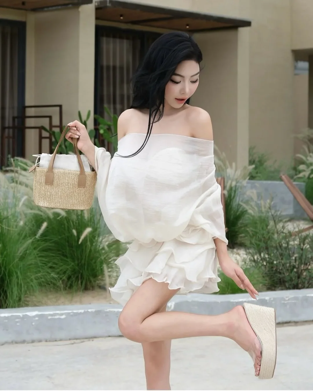 Photo 2 of Đầm trễ vai bèo nhún trắng Tipblu