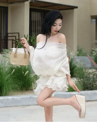 Photo 2 of Đầm trễ vai bèo nhún trắng Tipblu
