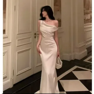 Photo 1 of Váy dài trễ vai lụa trắng nữ