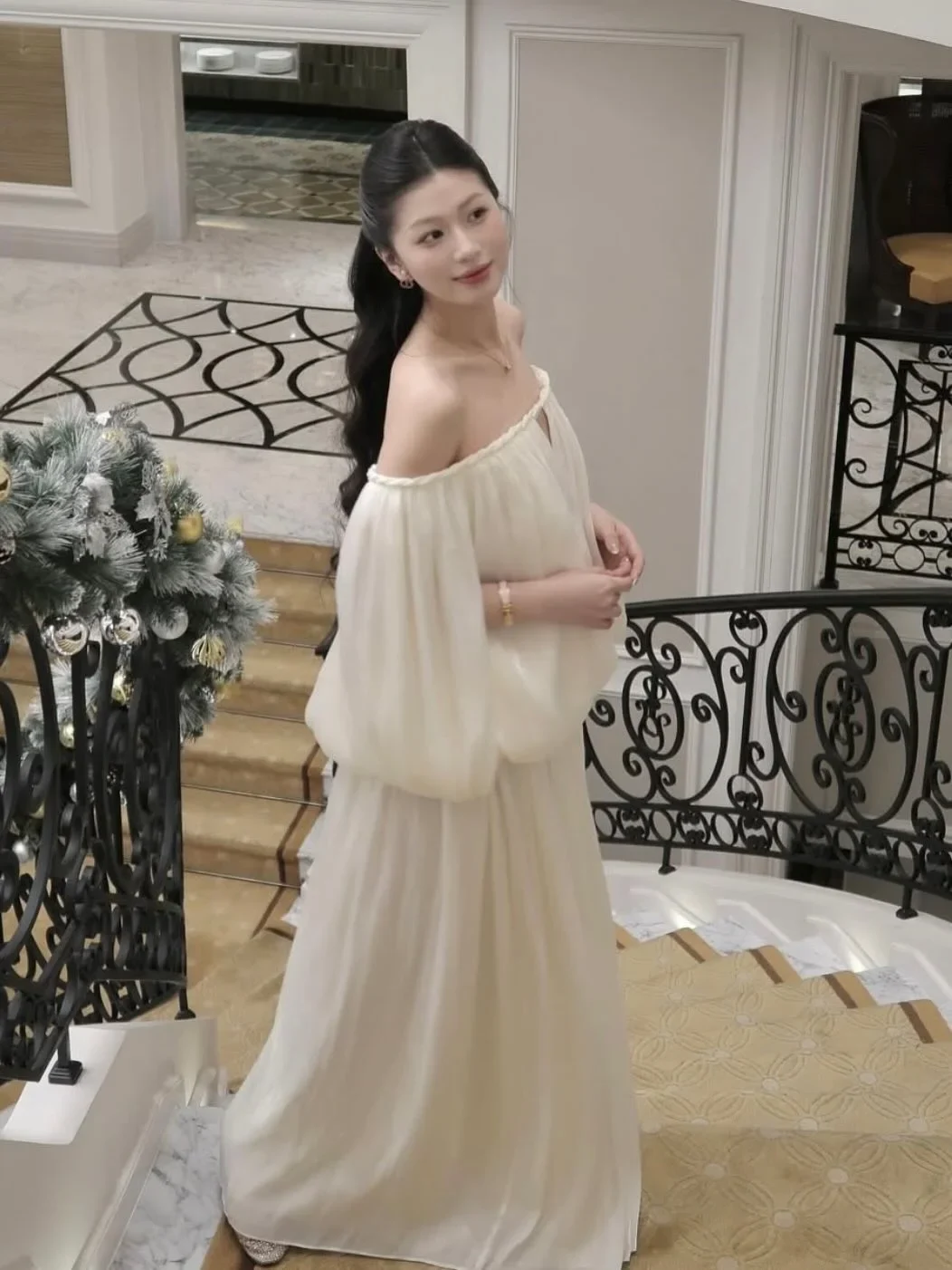 Ảnh 8 của Váy maxi trễ vai lụa kem Amelie