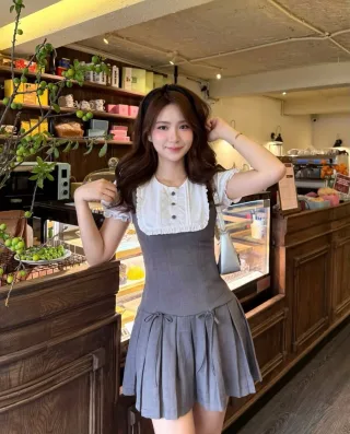Photo 4 of Đầm xám babydoll phối trắng xếp ly size M