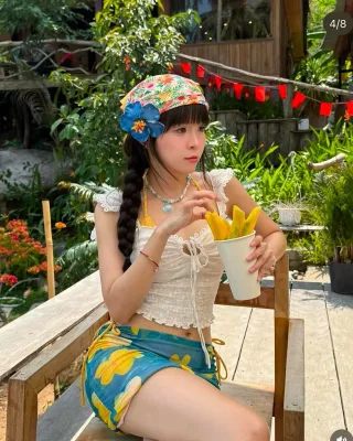 Ảnh 3 của Set croptop ren trắng chân váy hoa nữ