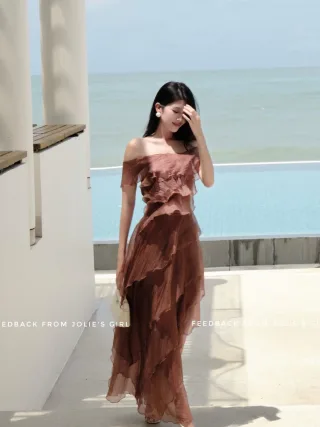 Photo 1 of Váy thiết kế lệch vai nâu đất size M