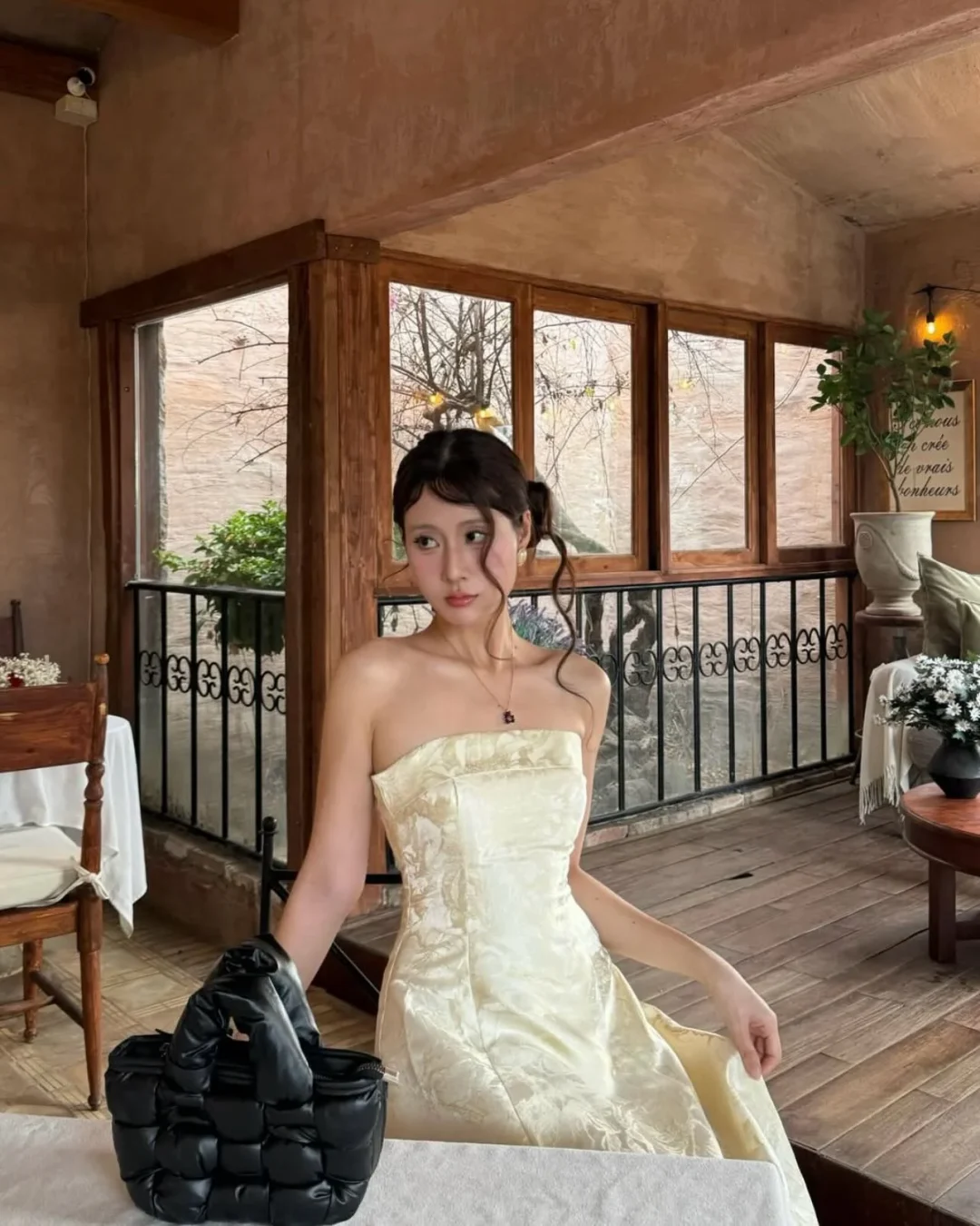 Photo 6 of Đầm dạ hội strapless hoa văn trắng Fini8