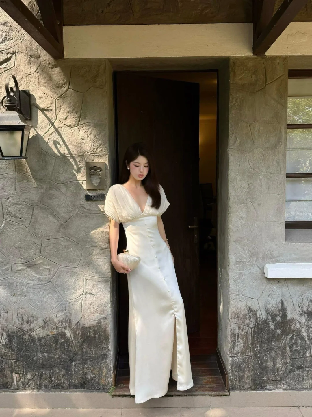 Photo 6 of Đầm dạ hội satin trắng Enka tay phồng