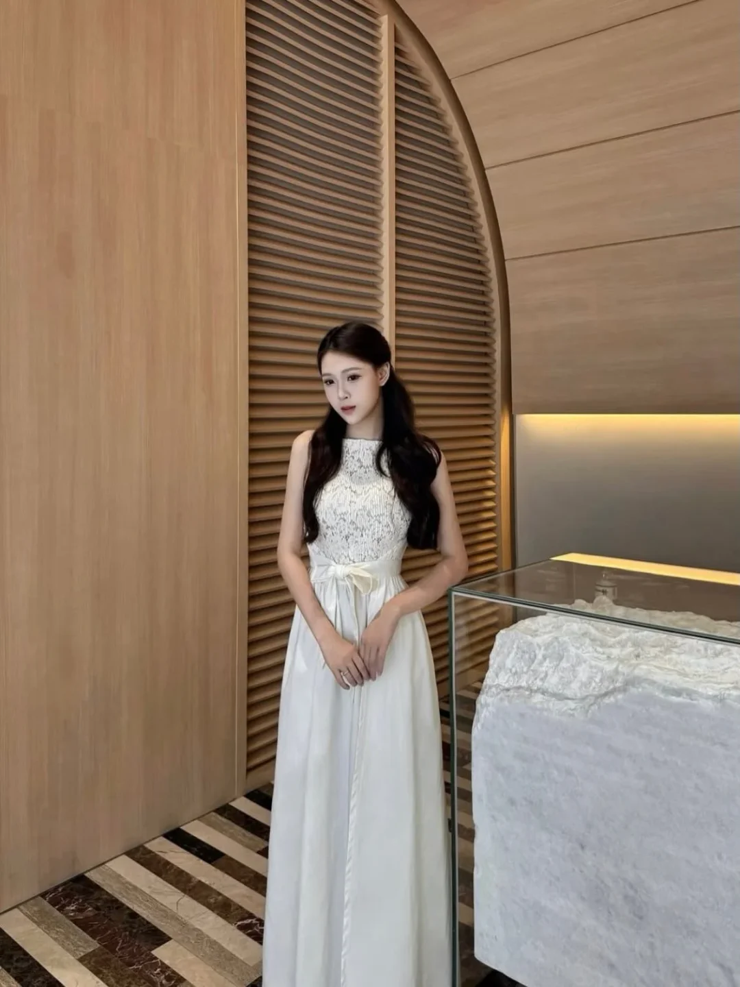 Ảnh 5 của Đầm maxi ren trắng Monico thanh lịch