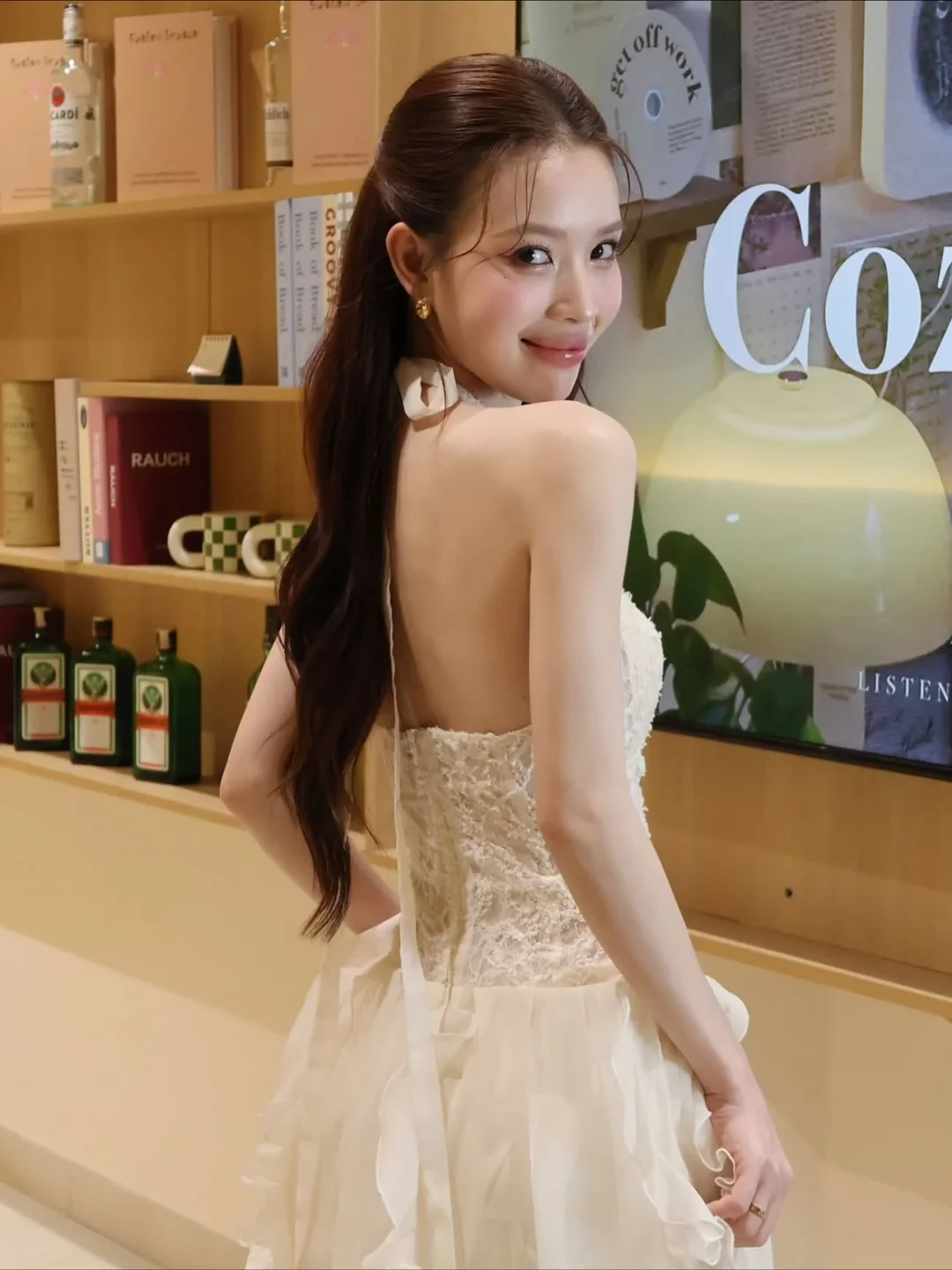 Ảnh 3 của Đầm ren trắng cổ yếm Amelie nữ tính