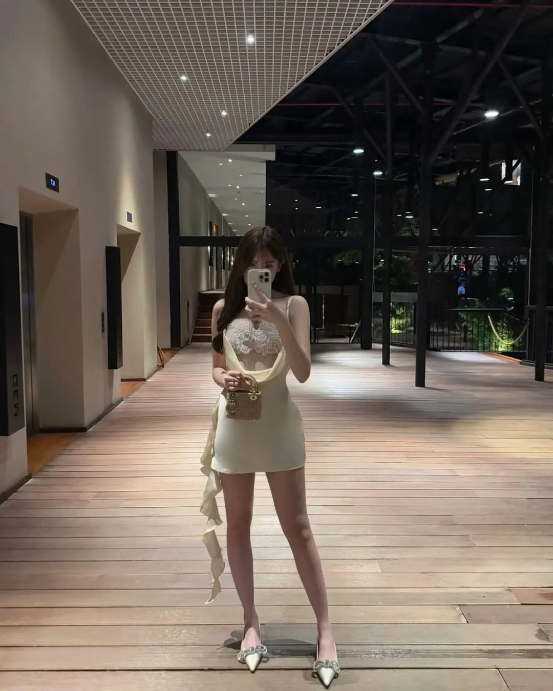 Photo 4 of Đầm lụa ren cổ đổ Kaiiros màu kem