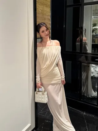 Photo 3 of Đầm trễ vai xếp nếp Mollynista màu kem