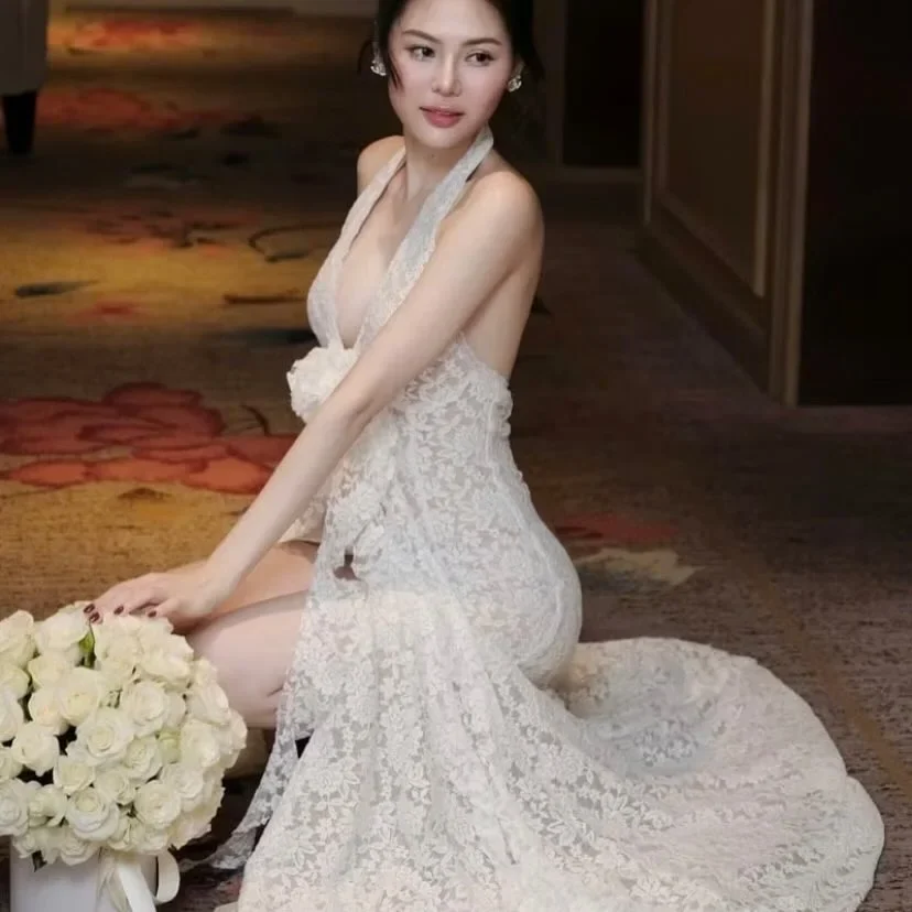 Photo 3 of Váy ren trắng xẻ tà cổ yếm dự tiệc nữ