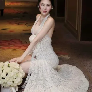 Photo 3 of Váy ren trắng xẻ tà cổ yếm dự tiệc nữ