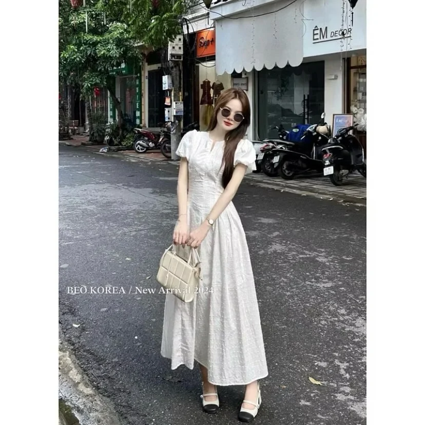 Photo 3 of Váy maxi trắng tay phồng nữ tính