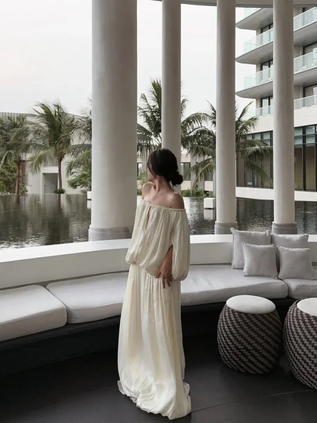 Photo 2 of Váy dài trễ vai lụa trắng Amelie