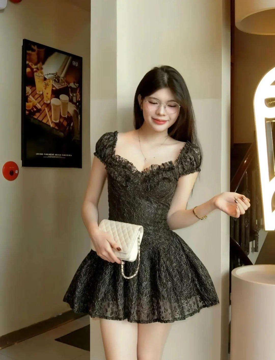 Ảnh 1 của Váy ren đen ngắn tay phồng nữ