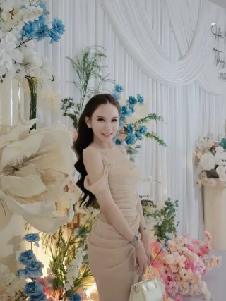 Photo 4 of Đầm dạ hội be xếp nếp vai lệch