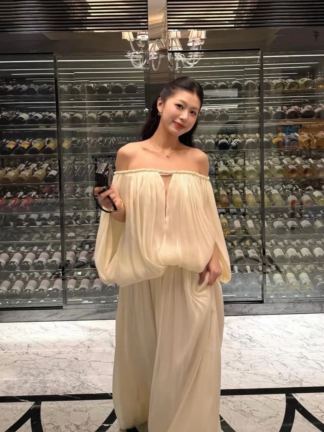 Ảnh 2 của Váy maxi trễ vai lụa kem Amelie