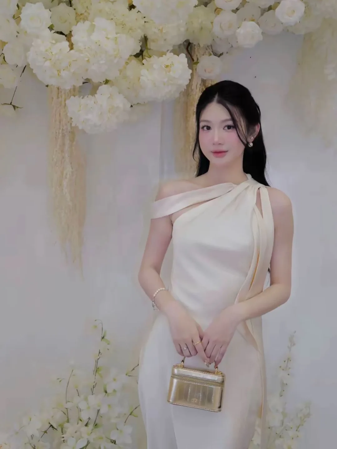 Photo 3 of Váy lụa một vai dài màu kem