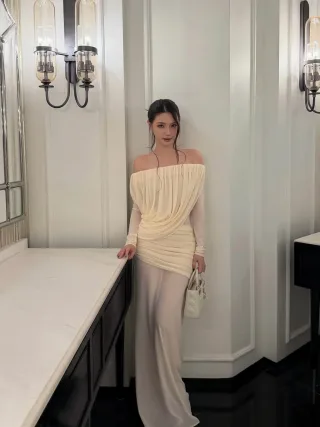 Photo 1 of Đầm trễ vai xếp nếp Mollynista màu kem
