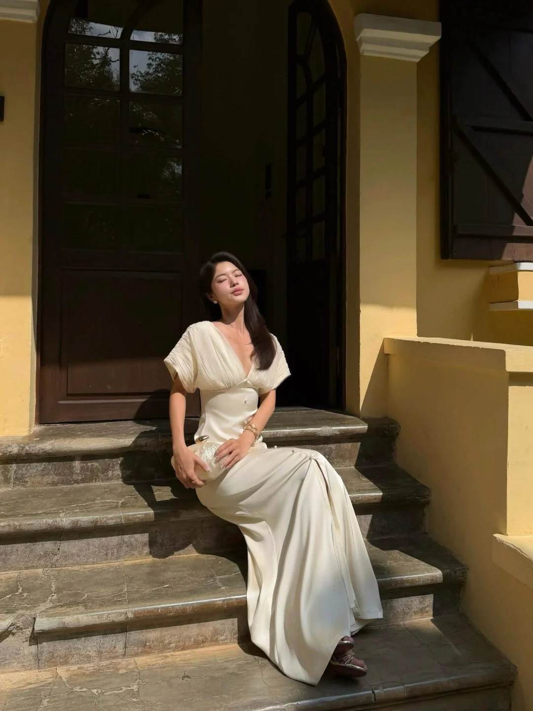 Photo 4 of Đầm dạ hội satin trắng Enka tay phồng