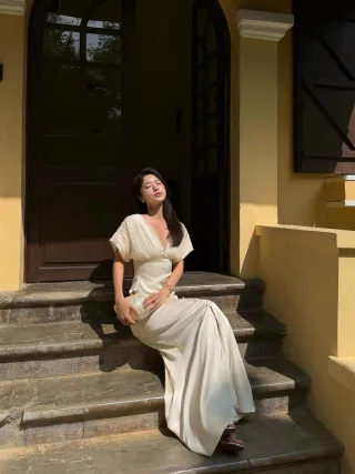 Photo 4 of Đầm dạ hội satin trắng Enka tay phồng