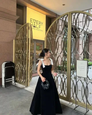 Photo 1 of Váy dạ hội nhung đen nơ vai Trúc Thanh