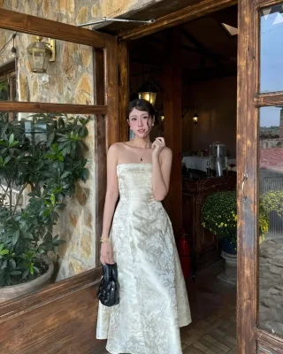 Photo 1 of Đầm dạ hội strapless hoa văn trắng Fini8