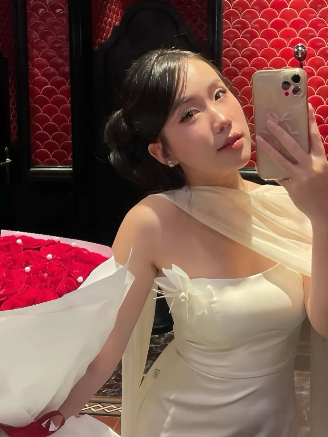 Ảnh 5 của Đầm dạ hội lụa kem một vai H.I.U