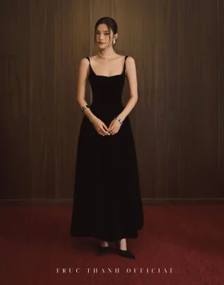 Photo 1 of Đầm maxi nhung đen Trúc Thanh size M
