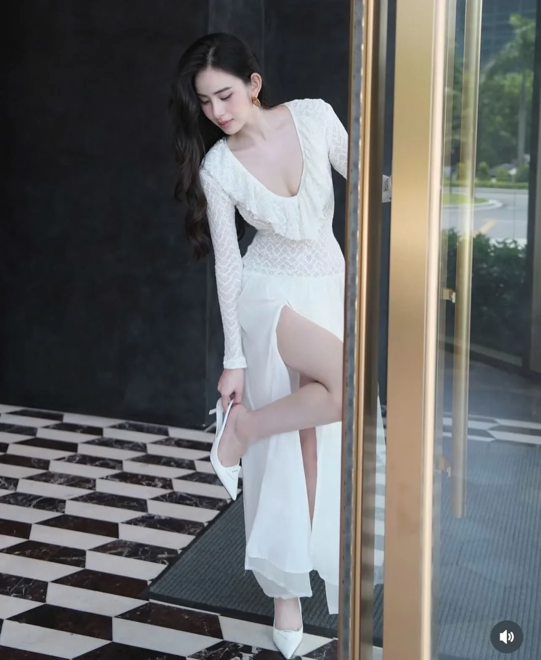 Ảnh 2 của Váy dài trắng Monico ren xẻ tà tay dài