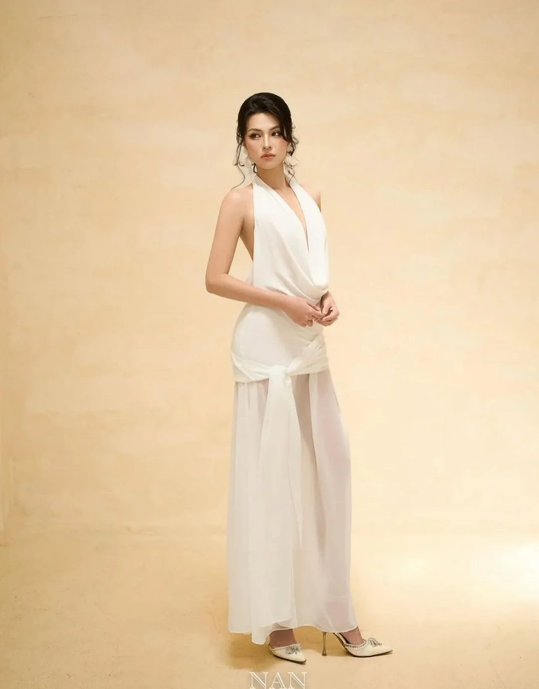 Ảnh 3 của Đầm maxi trắng cổ yếm NAN size S