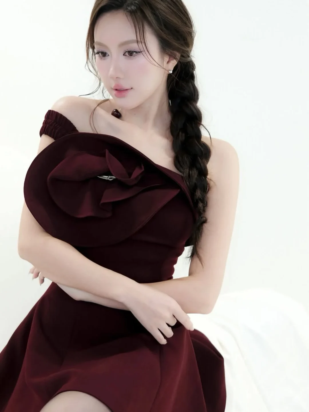 Ảnh 1 của Đầm lệch vai hoa lớn đỏ rượu Trio Ji