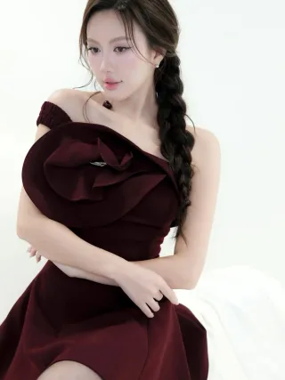 Ảnh 1 của Đầm lệch vai hoa lớn đỏ rượu Trio Ji