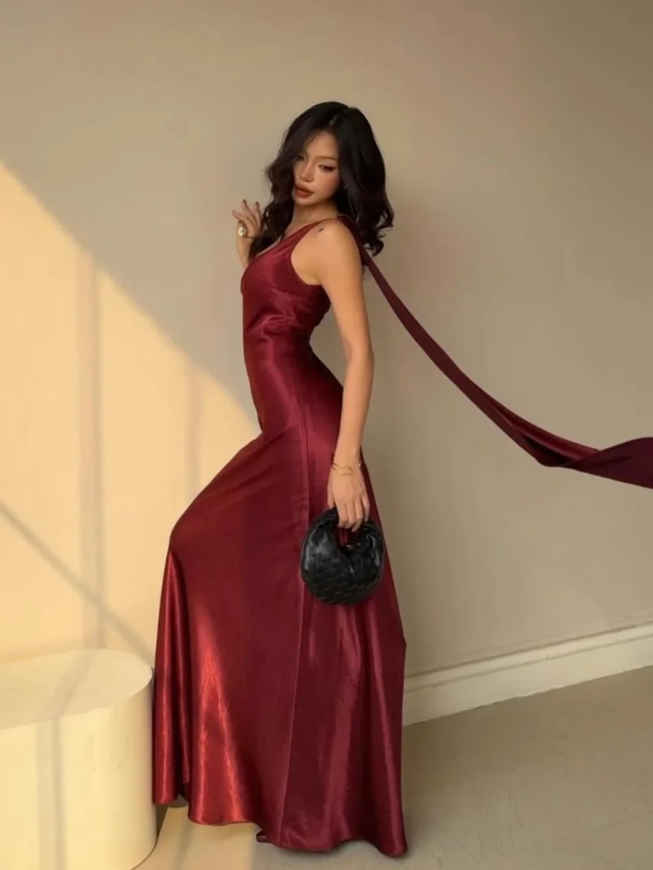 Ảnh 3 của Đầm dạ hội satin đỏ đô một vai