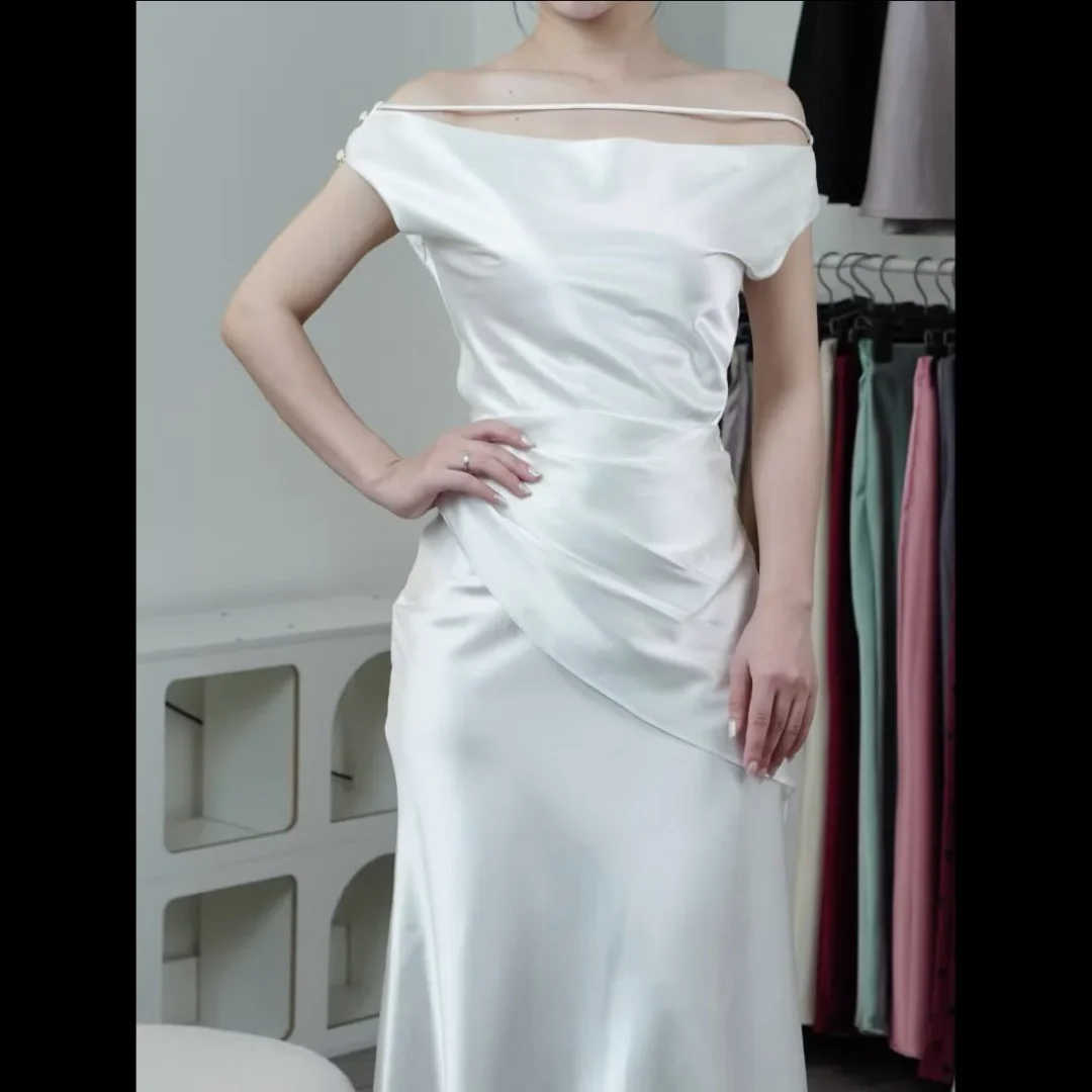 Photo 2 of Đầm dạ hội satin trễ vai màu kem