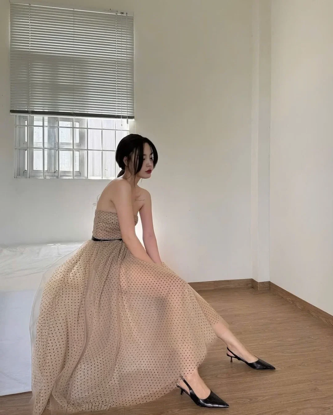 Photo 4 of Váy tulle chấm bi không dây be Ouch.Ic