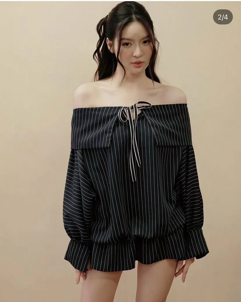 Photo 1 of Áo trễ vai sọc đen trắng nữ tay phồng