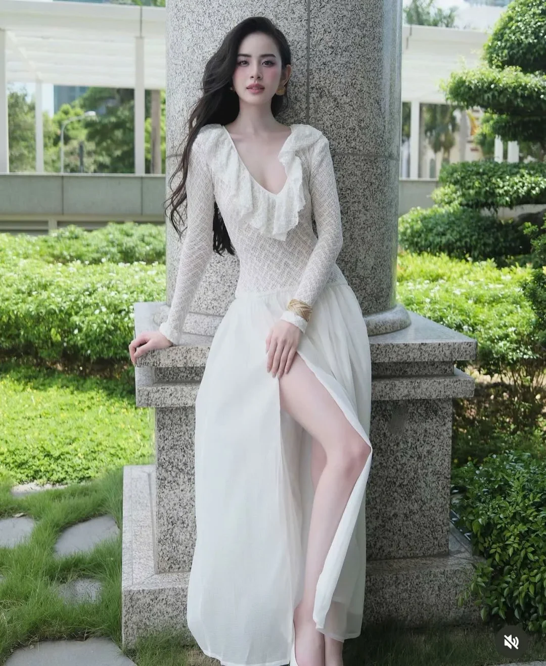 Ảnh 1 của Váy dài trắng Monico ren xẻ tà tay dài